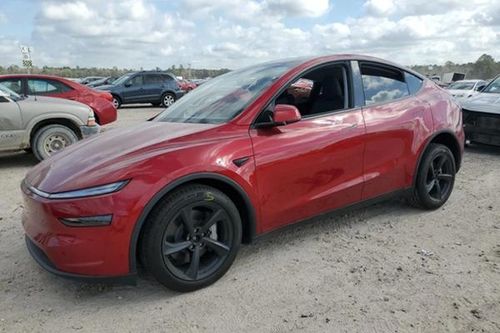 Tesla Model Y gần 60.000 USD bị 'vứt đi' ở bãi phế liệu