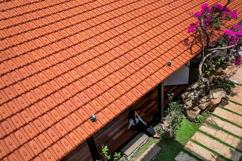 Nhà mái ngói bình yên giữa Tây Nguyên khiến báo ngoại 'ngẩn ngơ'