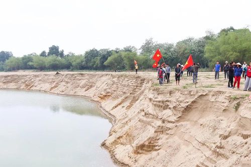 Người dân Nghệ An phản đối doanh nghiệp hút cát gây sạt lở bãi bồi sông Lam