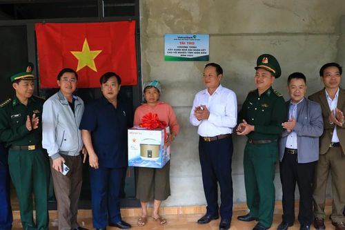 Bàn giao 300 ngôi nhà mới cho hộ nghèo vùng biên giới ở Điện Biên