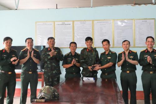 Đại úy QNCN Võ Văn Thinh và Đại úy QNCN Nguyễn Quốc Hương nhặt được của rơi, trả người đánh mất