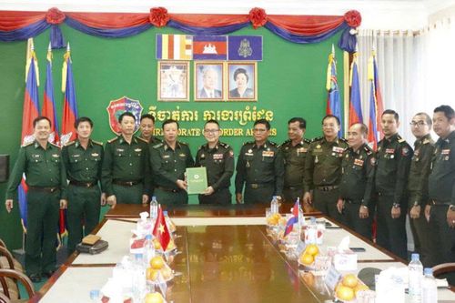 Bộ Tư lệnh BĐBP thăm, chúc Tết cổ truyền Chol Chnam Thmay các lực lượng vũ trang Campuchia