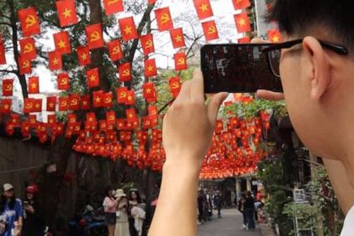Rợp sắc cờ, con phố nhỏ bừng sáng đón ngày lễ 30/4