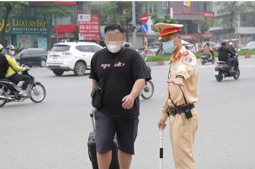 Hà Nội: Nhiều người đi bộ bị xử phạt vì vi phạm luật giao thông