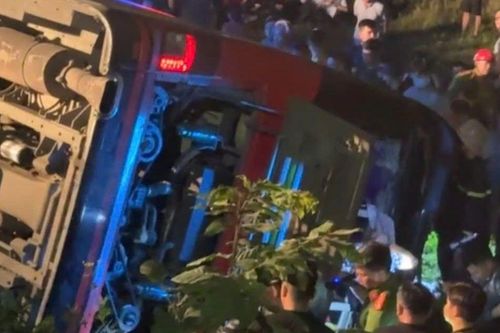 Lật xe khách trong đêm khiến 1 người tử vong