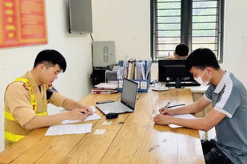 Xử phạt tài xế chở người trên thùng xe