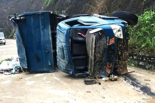 Xe chở vật liệu lật giữa đường, tài xế tử vong tại chỗ