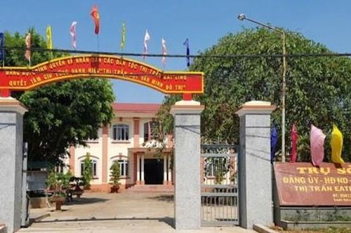 Bản tin 8H: Được điều động làm bí thư xã vẫn giữ chức chủ tịch HĐND thị trấn