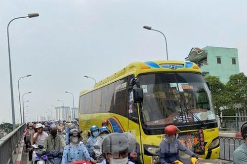 Trở lại làm việc sau lễ giỗ Tổ, đường phố TPHCM ken đặc phương tiện