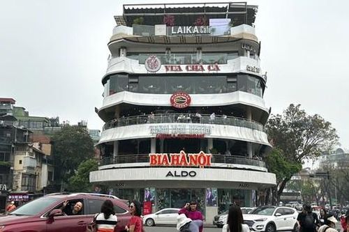 Nhiều phương tiện ô tô vẫn vi phạm 'lệnh cấm' tại khu vực Hàm cá mập