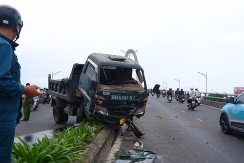Thót tim cảnh xe tải mất phanh tông gãy trụ điện trên cầu vượt ở Đà Nẵng