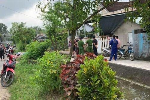 Mẹ hốt hoảng phát hiện con gái 2 tuổi chết dưới mương trước nhà