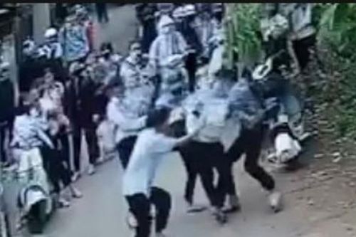 Nữ sinh lớp 10 bị hành hung, nhiều học sinh đứng ngoài reo hò quay clip