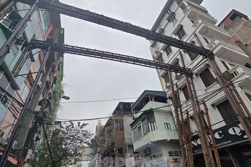 Hà Nội: Cận cảnh khung thép 'khủng' vắt ngang đường để gia cố nhà