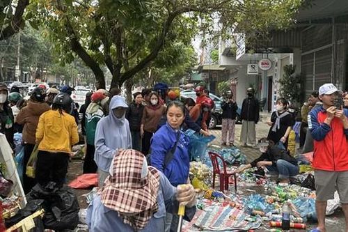 Hành động đẹp của người dân sau vụ cháy cửa hàng bách hóa