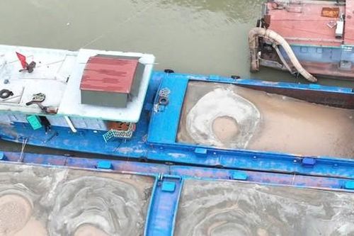 CSGT Hà Nội phát hiện loạt tàu chở cát không rõ nguồn gốc trên sông Hồng