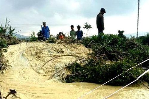 Dân tò mò đến xem hiện tượng lạ từ lòng đất ở Phú Yên