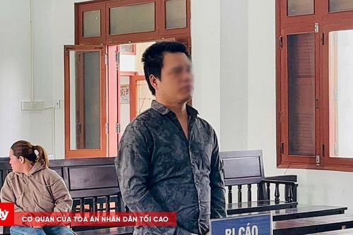 Lĩnh án tù vì mang súng đạn đến quán cà phê