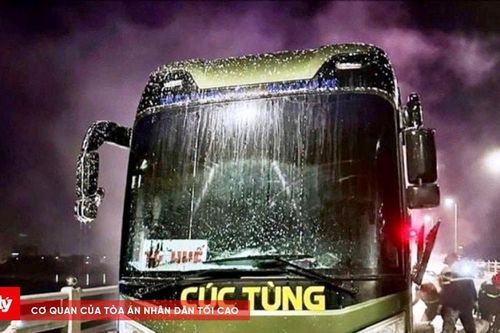 Xe giường nằm bốc cháy khi lưu thông trên đường