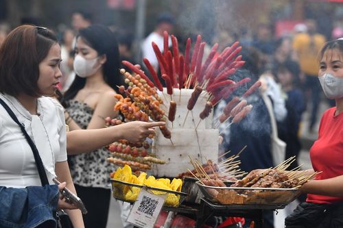 Hoạt động bị cấm nhưng xuất hiện như 'nấm' ở phố đi bộ hồ Gươm