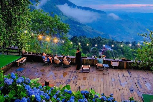 Người Mông làm du lịch nơi 'suối có vàng', trưởng bản tiếp khách Mỹ, Singapore