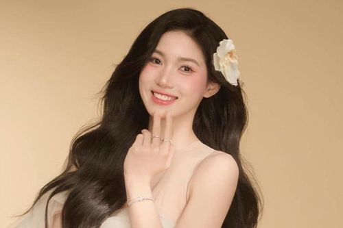 Hoa khôi bóng chuyền áo lính gây sốt ở Cúp Hùng Vương
