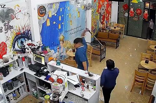 Người đàn ông cầm hung khí xông vào quán trà sữa đập phá