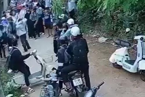 Nữ sinh lớp 10 bị đánh hội đồng, nhiều nam sinh đứng nhìn rồi quay clip