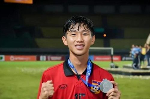 Trụ cột tuyển Việt Nam báo tin không vui cho HLV Kim Sang-sik; Tiền vệ Lào lọt top đắt giá nhất khi đến V-League