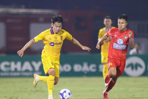 Sông Lam Nghệ An và bài toán xuyên thủng hàng phòng ngự Đông Á Thanh Hóa