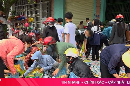 Sau vụ cháy ở Hà Tĩnh, nhiều người dân đến mua hàng 'giải cứu' giúp chủ tiệm
