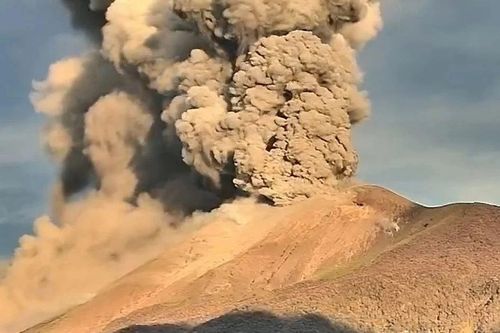 Núi lửa ở Philippines phun trào trở lại, tạo cột khói cao 4.000m