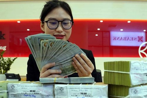 Tỷ giá USD tại các ngân hàng thương mại tăng mạnh tới 180 đồng