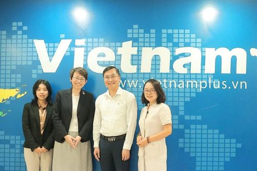 Báo VietnamPlus tăng cường hợp tác thông tin với Đại sứ quán Nhật Bản