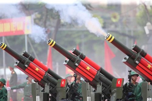 Cận cảnh 15 khẩu pháo tại Bến Bạch Đằng khai hỏa diễn tập
