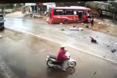 Bản tin 8/4: Thông tin mới nhất vụ xe khách va chạm xe đầu kéo làm 10 người thương vong