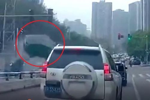 Nữ tài xế tông trúng dải phân cách khiến ô tô bay lên không trung