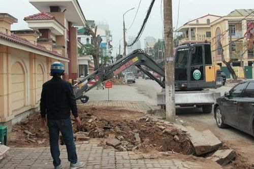 Ngổn ngang vật liệu xây dựng, tuyến đường ở Tp. Vinh ùn tắc nghiêm trọng