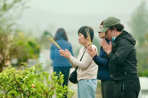 Xúc động mẹ già ngồi xe lăn vượt hàng chục cây số thăm mộ con