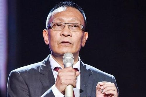 MC Lại Văn Sâm thông báo khẩn thu hút sự chú ý của khán giả