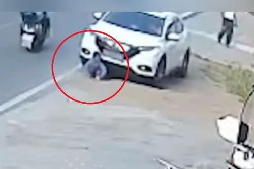 Ngồi chơi trước đầu ô tô, bé trai bị đâm ngã rồi cuốn vào gầm xe