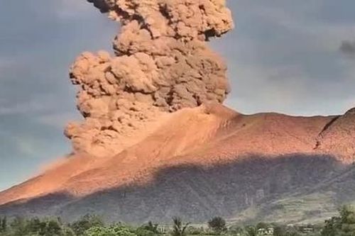 Núi lửa Kanlaon ở Philippines bất ngờ phun trào, tạo ra cột tro bụi khổng lồ