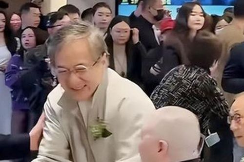 'Huyền thoại võ thuật' Thành Long bất ngờ xuất hiện với mái tóc bạc trắng