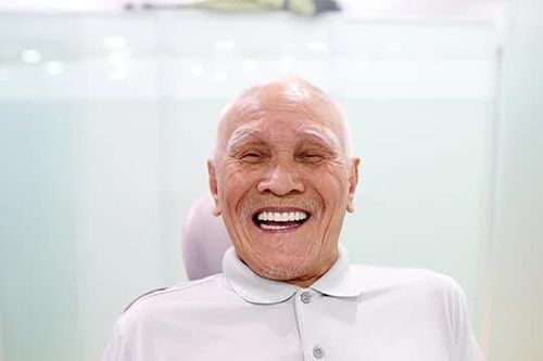 Khôi phục chức năng nhai cho cụ ông 95 tuổi bằng kỹ thuật implant toàn hàm