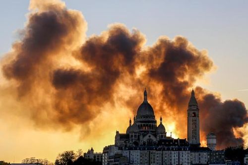Paris khói đen ngập trời vì hỏa hoạn, 200 lính cứu hỏa được điều động