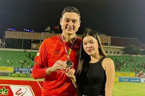 Vợ Đặng Văn Lâm kể về lần đầu tiên gặp chồng, đặc biệt ấn tượng một chuyện