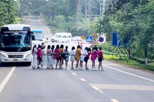 Từ vụ 14 phụ nữ dàn hàng chụp ảnh giữa đường: Khi 'đu trend' đi quá giới hạn