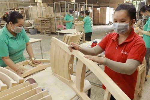 Áp lực thuế quan từ Mỹ: Dệt may sẽ nằm trong rổ hàng hóa chịu tác động mạnh nhất, ngành gỗ 'không còn biên độ lợi nhuận', thủy sản tạm dừng xuất khẩu