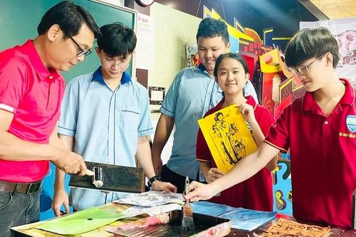 Học sinh trải nghiệm thú vị với dòng tranh Đông Hồ