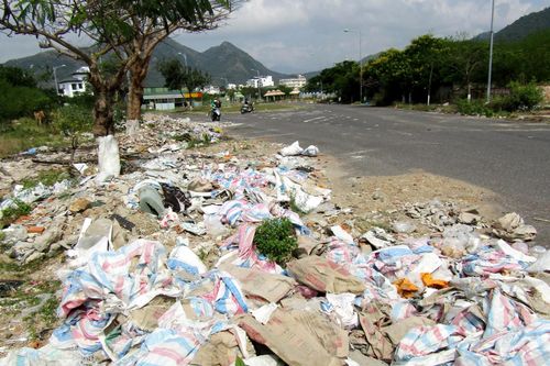 Đổ rác, xà bần bừa bãi ra đường